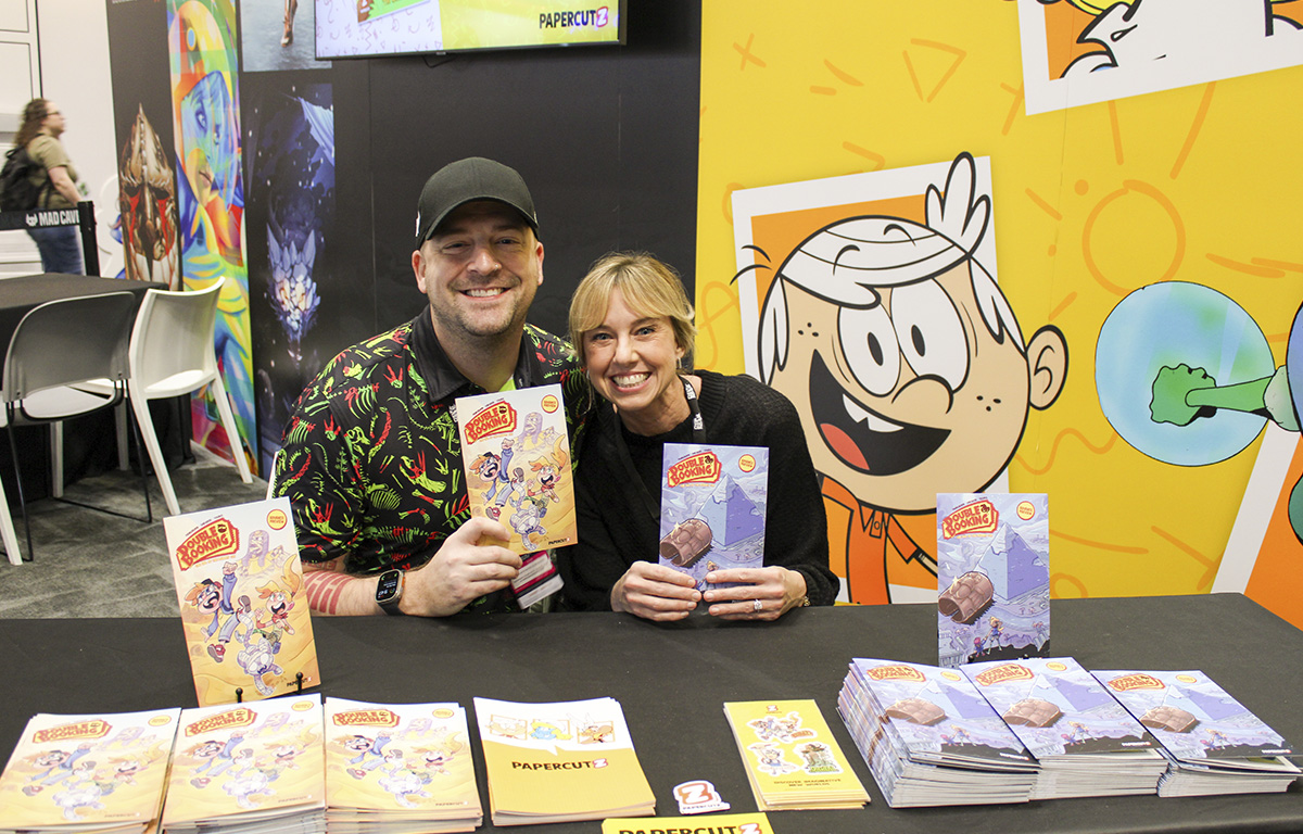 Sibling duo Chas! Pangburn & Kim Sheaerer meeting fans and signing previews of DOUBLE BOOKING!